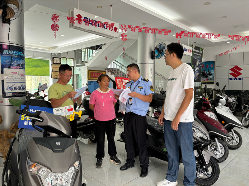 白沙鎮政府聯合市場監督局白沙分局對商鋪進行檢查。