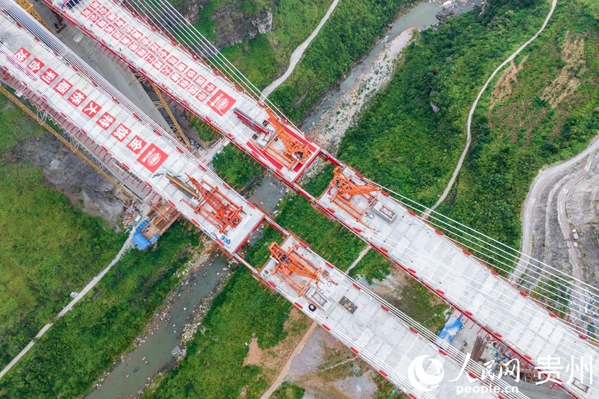 建設(shè)中的烏長(zhǎng)高速金旗特大橋。人民網(wǎng)記者 涂敏攝