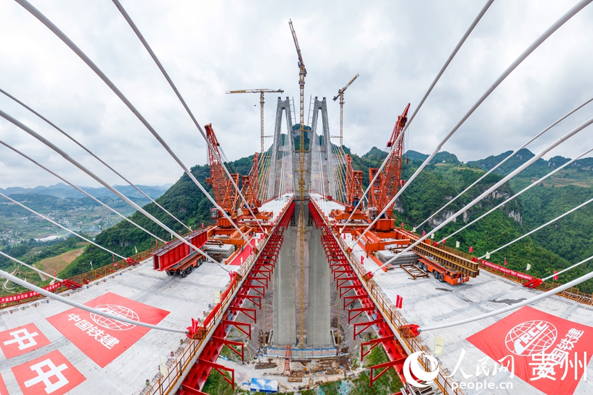 建設(shè)中的烏長(zhǎng)高速金旗特大橋。人民網(wǎng)記者 涂敏攝