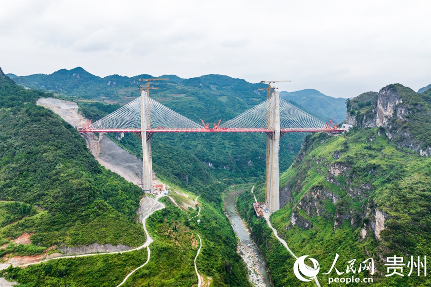 建設中的烏長高速金旗特大橋。人民網記者 涂敏攝