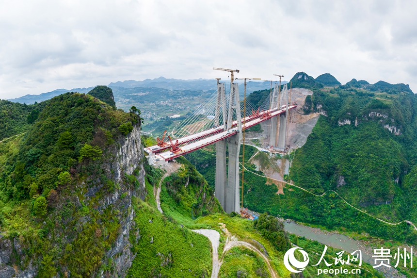 建設(shè)中的烏長高速金旗特大橋。人民網(wǎng)記者 涂敏攝