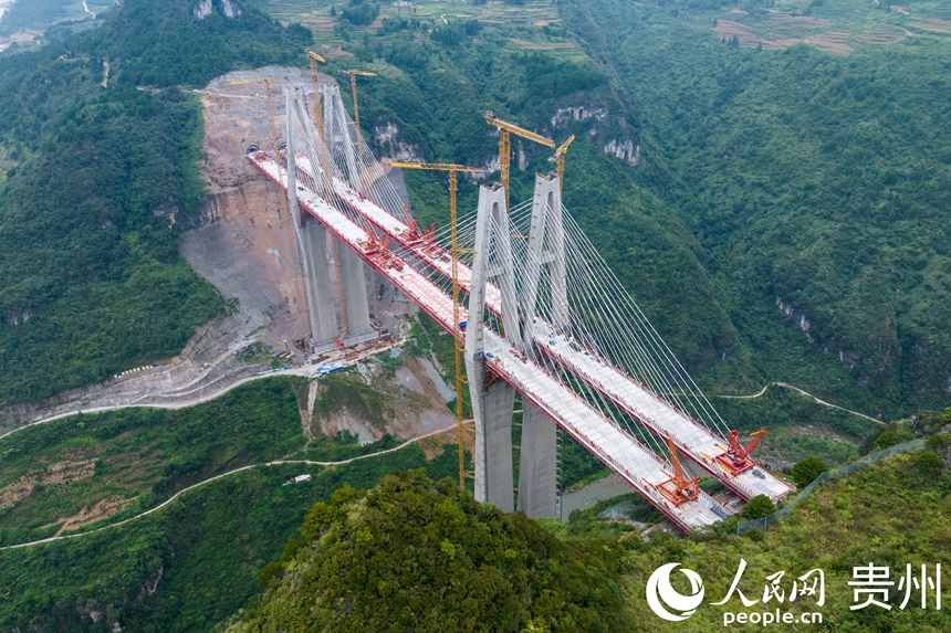 建設中的烏長高速金旗特大橋。人民網記者 涂敏攝