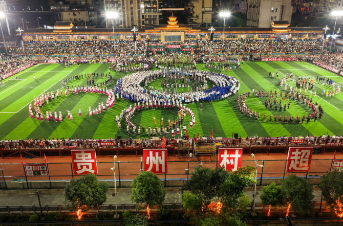 8月23日晚,2025年首屆“村超”全國賽總決賽在榕江縣“村超”球場舉行。韋貴金 攝