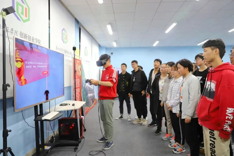 師生體驗(yàn)“VR重走長征路”平臺。