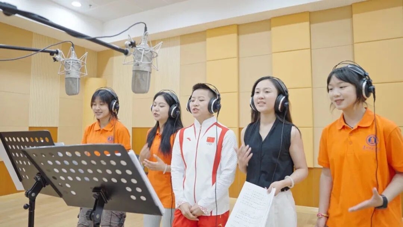 師生和奧運(yùn)冠軍一同唱響原創(chuàng)歌曲《夢在不遠(yuǎn)的方向前行》。