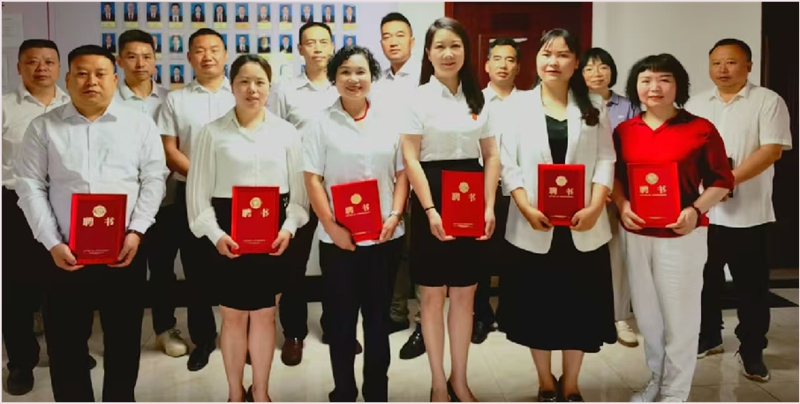 松桃法院向家長法學院老師頒發聘書。