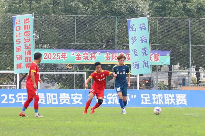 2 、 雙方球員在綠茵場上奮力拼搶。.jpg