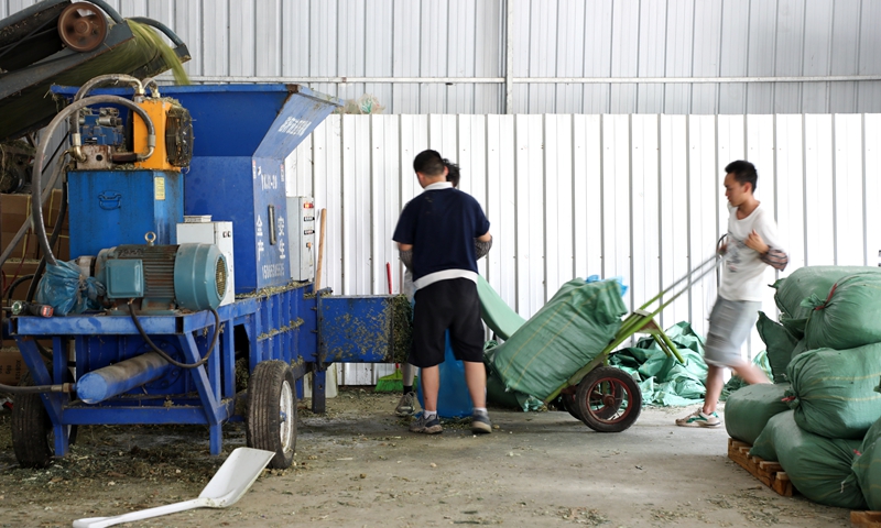 加工秸稈 陳桂良攝.JPG