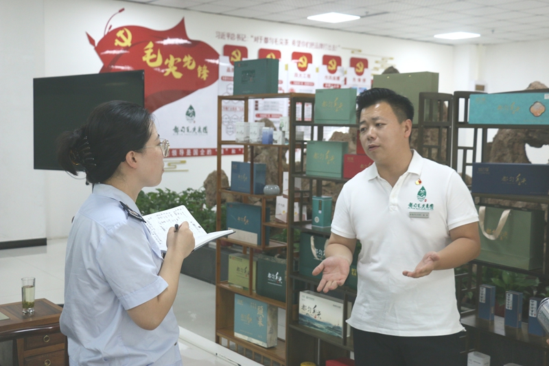 圖為都勻市稅務局“分局長”帶隊走訪調研茶葉企業都勻毛尖茶產業發展（集團）有限公司。