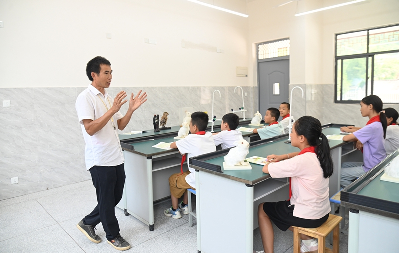 9月5日，松桃苗族自治縣迓駕鎮教師任達兵在上課。謝慧芳攝