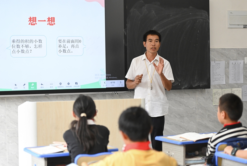 9月5日，松桃苗族自治縣迓駕鎮教師任達兵在上課。謝慧芳攝