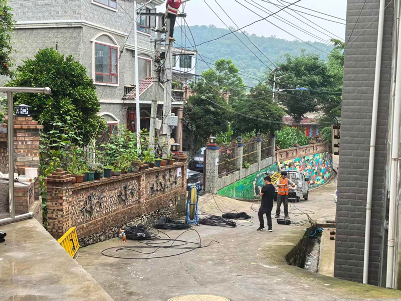 工作人員在清鎮市衛城鎮上水村搭建通信線纜。岳強攝