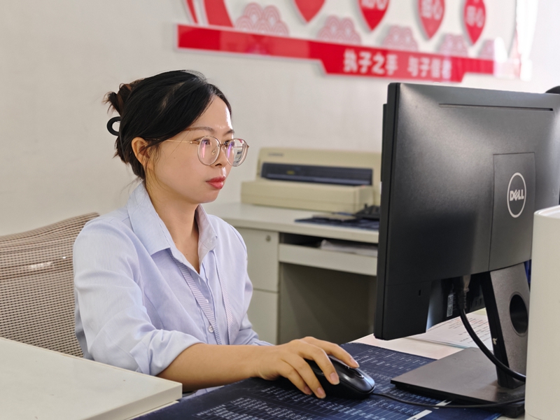 縣不動產登記事務中心工作人員胡姍姍正在查看后臺登記信息。王琨榮攝.jpg