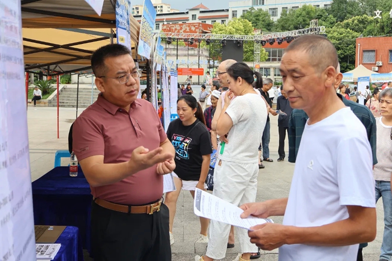 近期,2025年珠海·遵義東西部勞務協(xié)作專場招聘會(桐梓縣專場)成功舉行,來自珠海及本地的20余家企業(yè)帶來上千個崗位,吸引眾多群眾咨詢應聘。.jpg