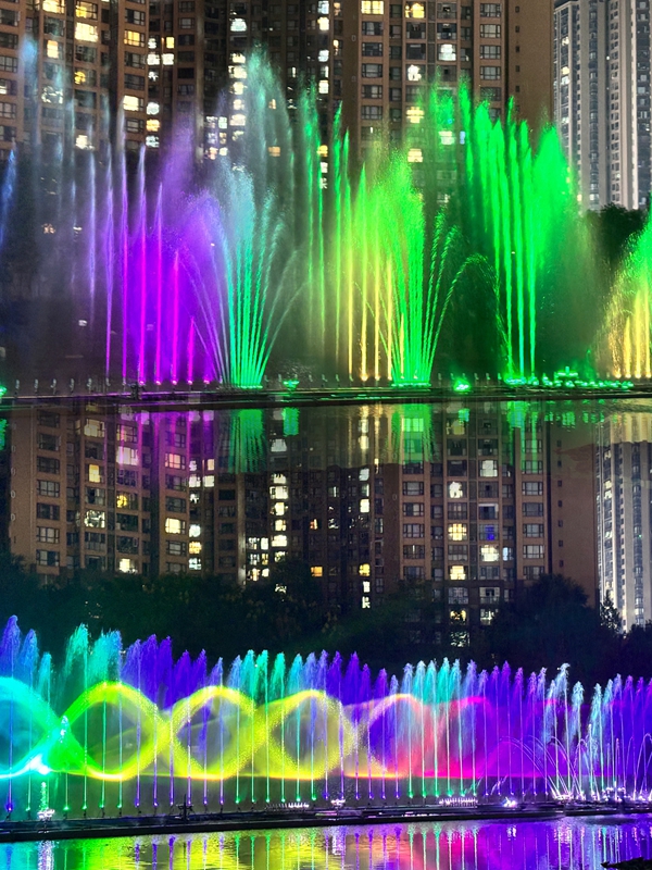 活動現場音樂噴泉絢麗綻放,多彩水幕與城市夜景交相輝映,美輪美奐。張川 攝.jpg