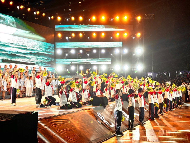 舞臺上孩子們帶來精彩表演,他們動作整齊,充滿活力,贏得陣陣喝彩。張川 攝.jpg