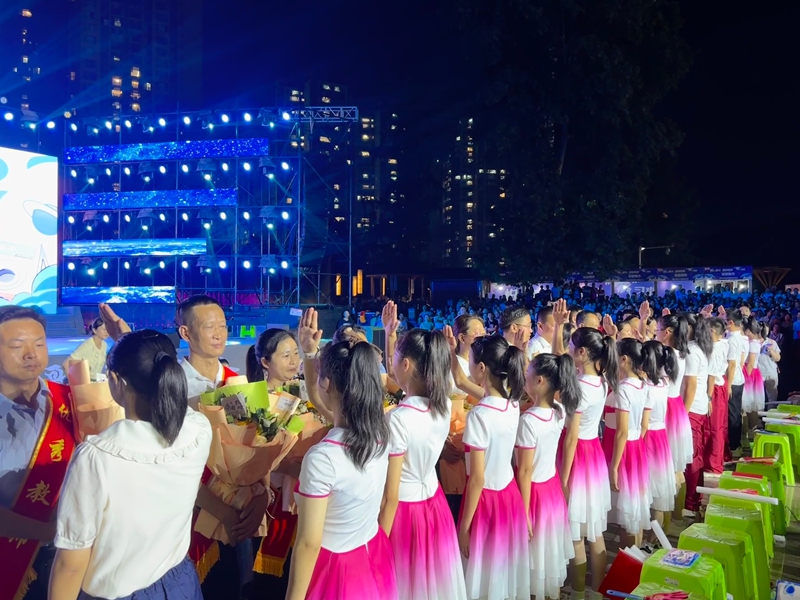 孩子們為受表彰的優秀教師獻上鮮花,互動溫馨,滿是敬意與祝福。張川 攝.jpg