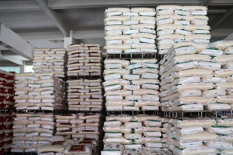 倉庫對方的一袋袋大米.JPG