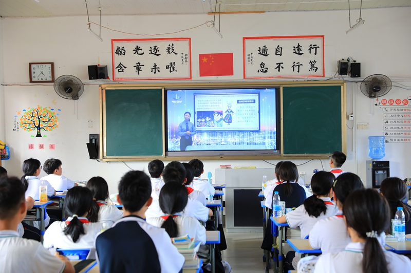 學生正在認真觀看普法直播。聶晶梅 攝