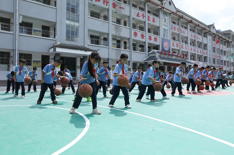 在劍河縣城關(guān)第三小學(xué)，學(xué)生在新籃球場上練習(xí)籃球。劉夢攝 