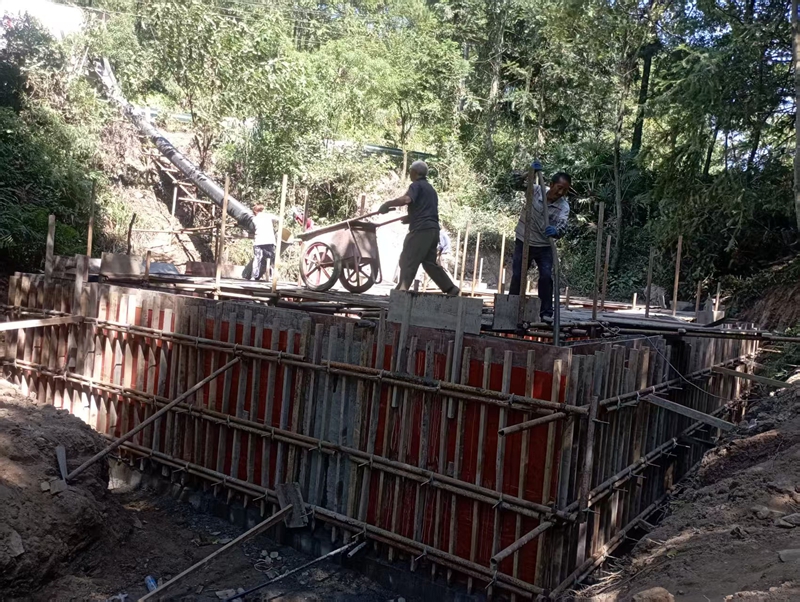 工人對水池墻面進行澆灌混凝土。稅會靜 攝.jpg