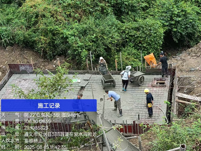 工人有條不紊的忙碌著。稅會靜 攝.jpg