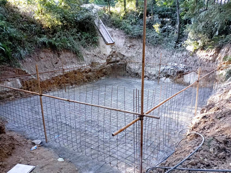 寨壩鎮花椒灌溉使用的蓄水池修建現場。稅會靜 攝.jpg