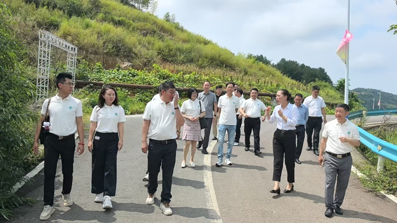 考察團到一線調研。.jpg