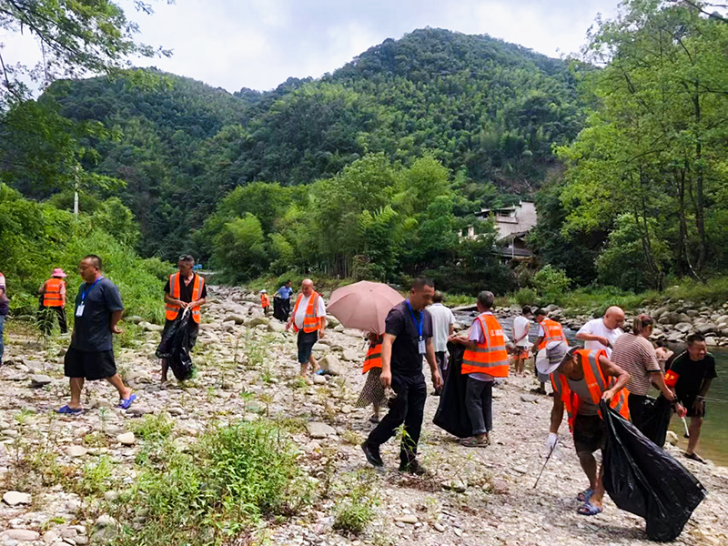 黨員參與環境整治。