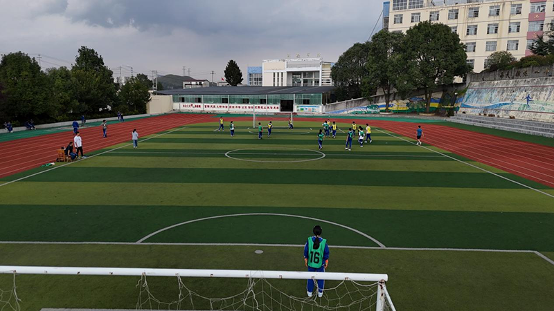 木崗中學學生開學踢足球。