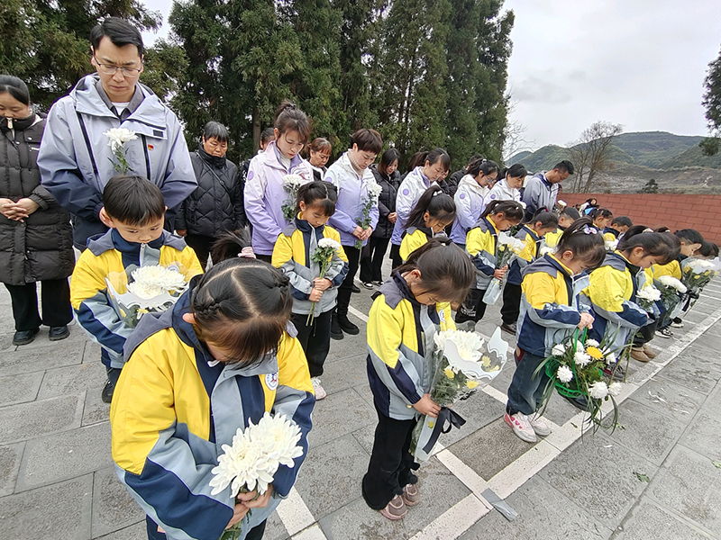 學校組織學生大烈士陵園開展愛國主義教育。