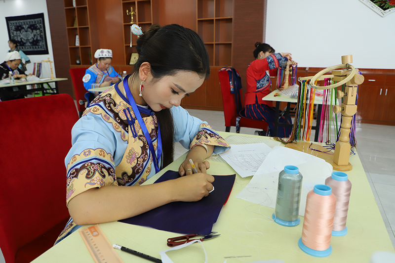 選手專注刺繡。