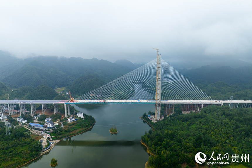 建設中的百花湖特大橋。人民網記者 涂敏攝