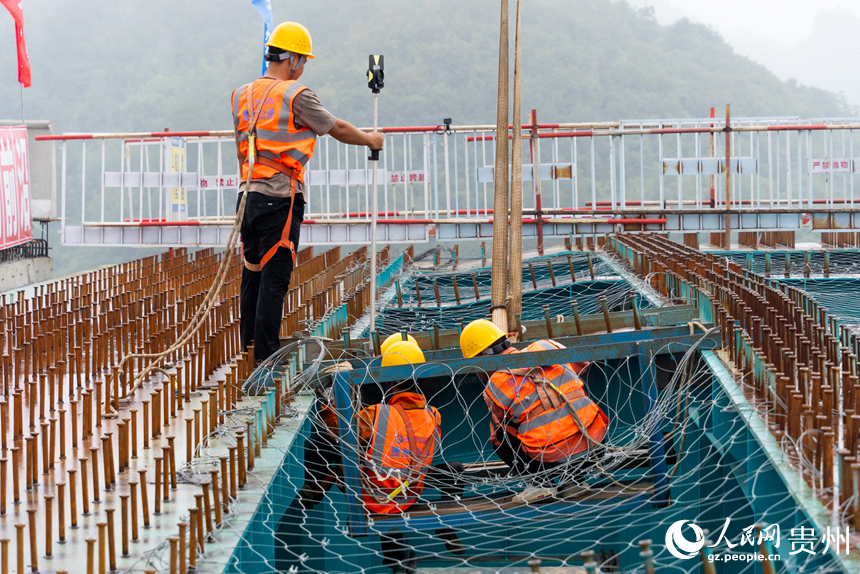 建設(shè)者正在安裝大橋的最后一片小縱梁。人民網(wǎng)記者 涂敏攝