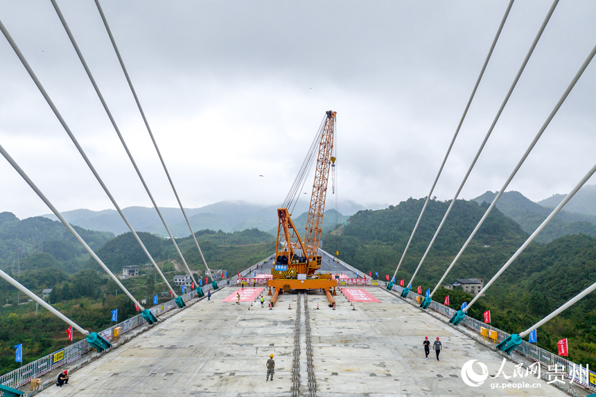 百花湖特大橋合龍現場。人民網記者 涂敏攝