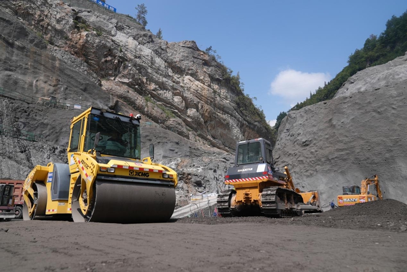 花灘子水庫首倉碾壓混凝土開倉澆筑。