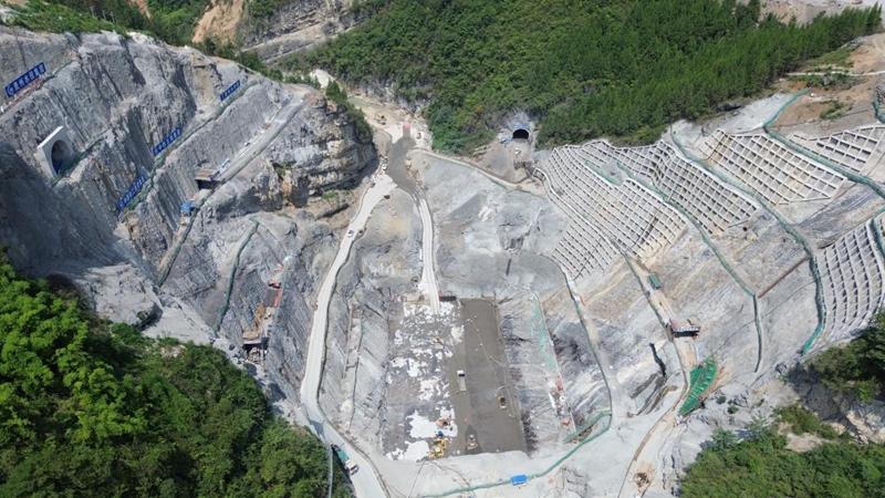 花灘子水庫首倉碾壓混凝土開倉澆筑。