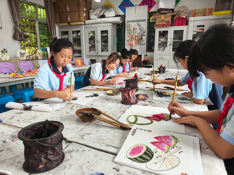 學生們正在繪畫社團繪畫。蔡昀 攝.jpg