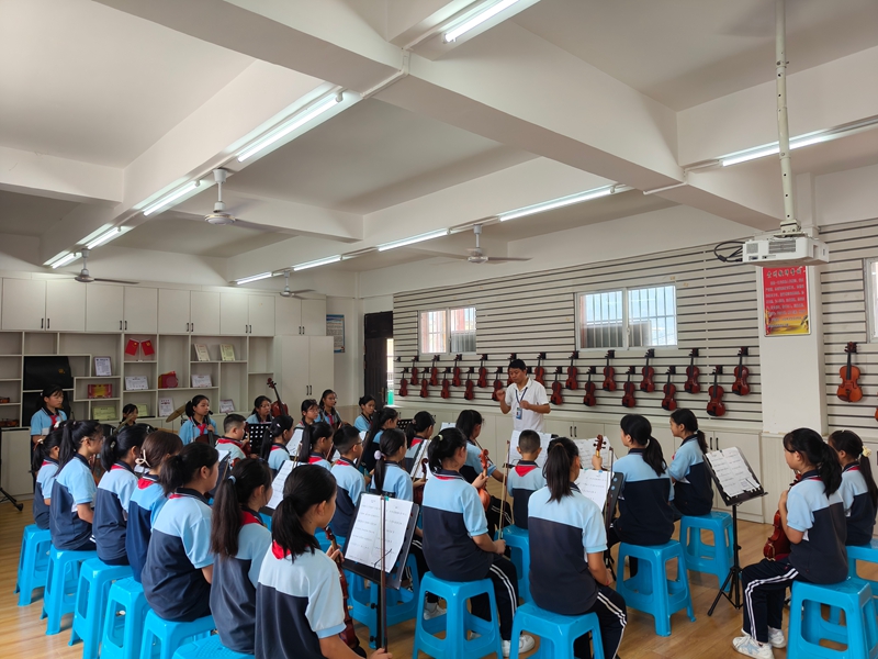 學生們正在專心聽老師講解小提琴知識。蔡昀 攝.jpg