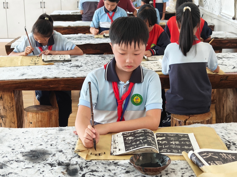 學生正在練習書法。蔡昀 攝.jpg