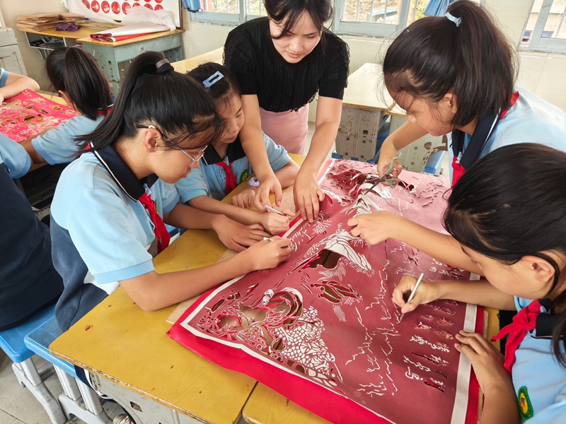 學生們在老師的指導下學習剪紙。蔡昀 攝.jpg