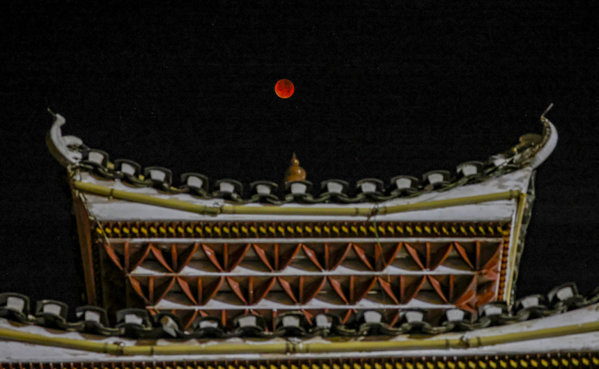 2025年9月8日，貴州省銅仁市玉屏侗族自治縣上空的月食景象。 