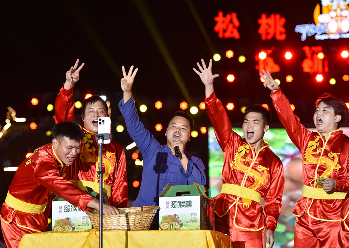 苗家代雄在村晚為孟溪鎮孟溪社區現場直播帶貨。