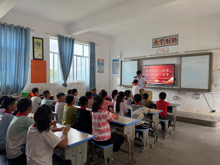 “同心稅課堂”上同學們上臺抽取稅收知識盲盒問題。