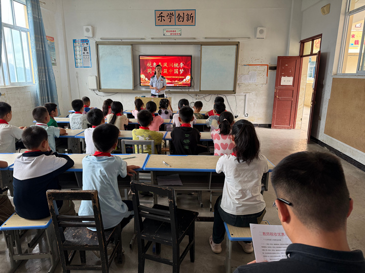 稅務工作人員為老師一對一解答個人所得稅納稅疑問。