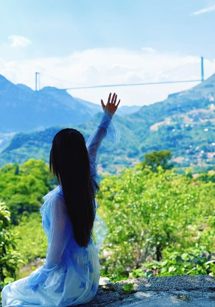 圖為右看花江峽谷大橋。