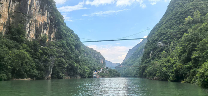 圖為下看花江峽谷大橋。