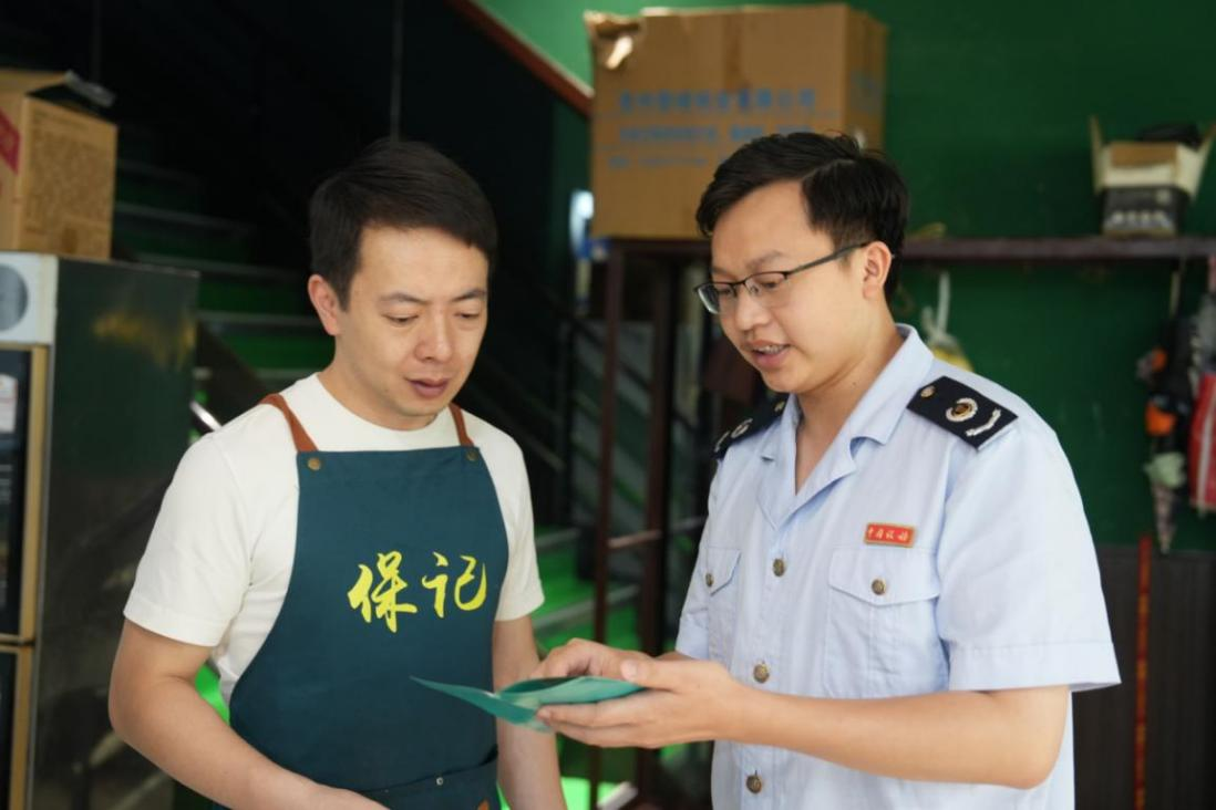 稅務干部上門給納稅人宣講稅收政策。何坤攝