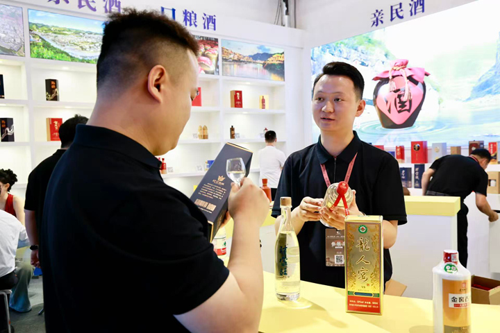 王君與客商交談。