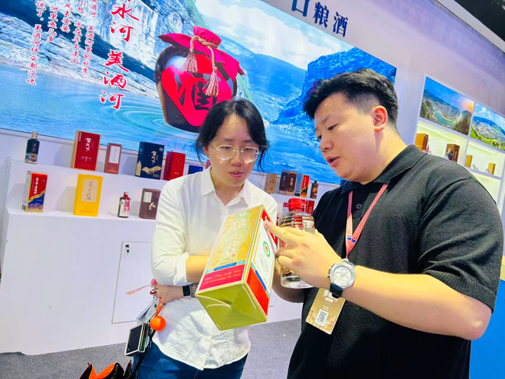 客商張女士對比不同酒品。